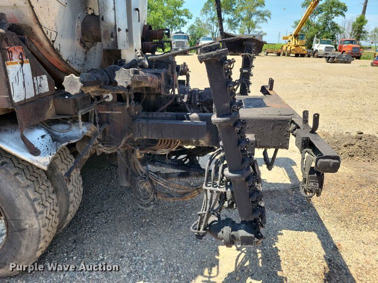 image for item EE1154 1991 Ford LTL9000 oil distributor truck