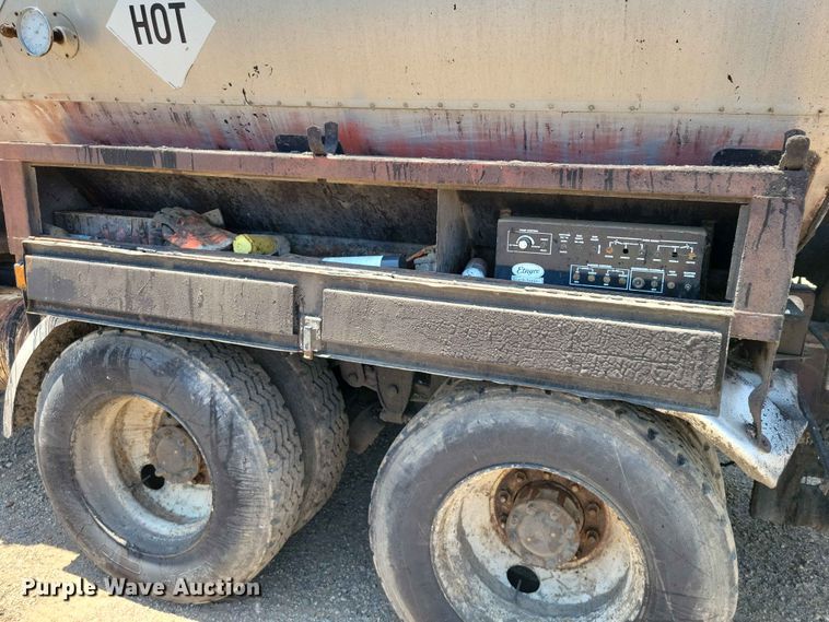 image for item EE1154 1991 Ford LTL9000 oil distributor truck