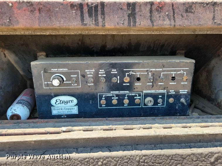 image for item EE1154 1991 Ford LTL9000 oil distributor truck
