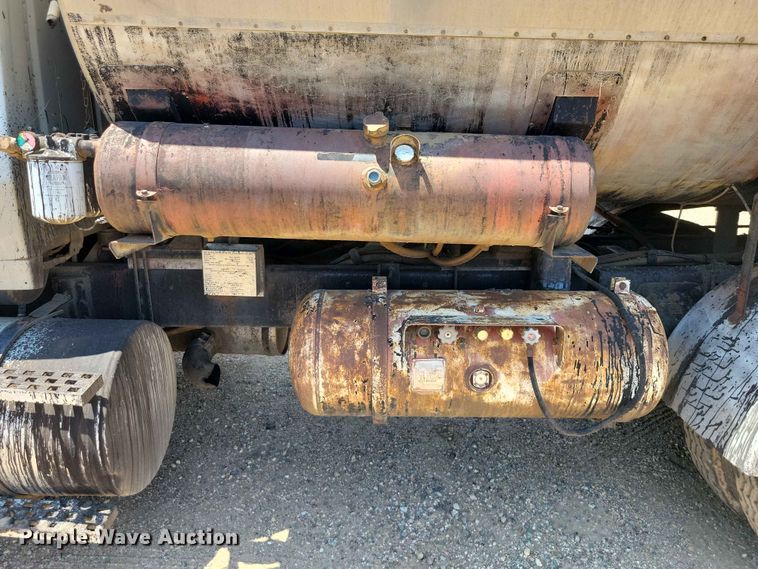 image for item EE1154 1991 Ford LTL9000 oil distributor truck