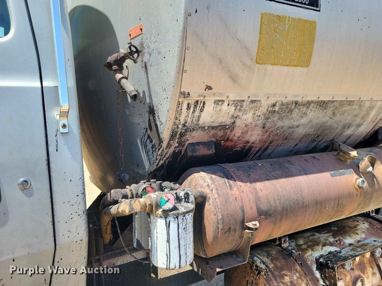 image for item EE1154 1991 Ford LTL9000 oil distributor truck