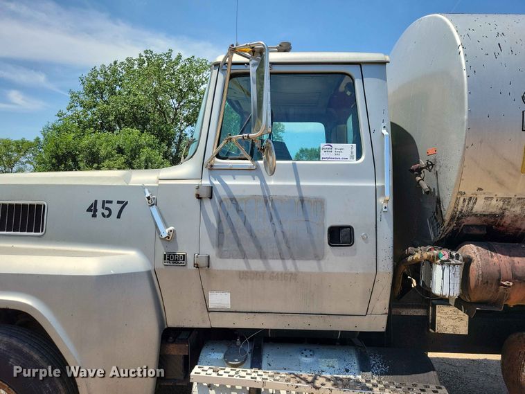 image for item EE1154 1991 Ford LTL9000 oil distributor truck