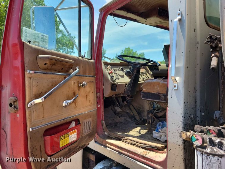image for item EE1154 1991 Ford LTL9000 oil distributor truck