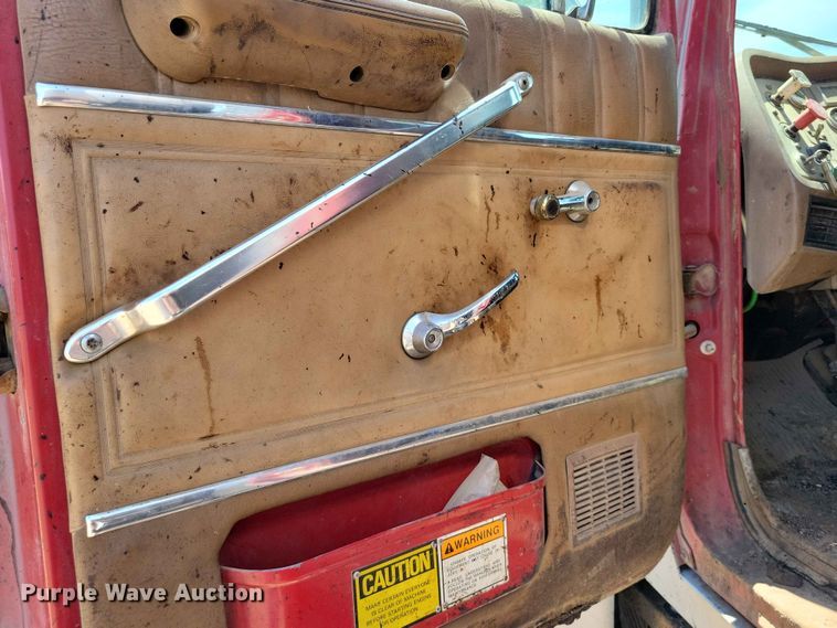 image for item EE1154 1991 Ford LTL9000 oil distributor truck