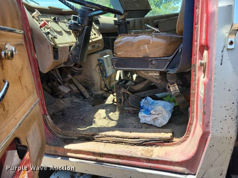 image for item EE1154 1991 Ford LTL9000 oil distributor truck