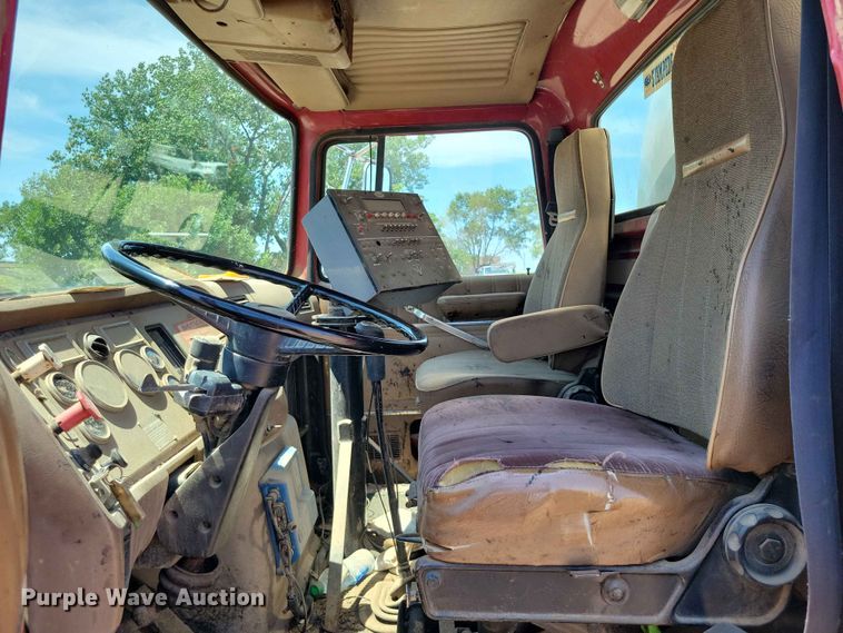 image for item EE1154 1991 Ford LTL9000 oil distributor truck