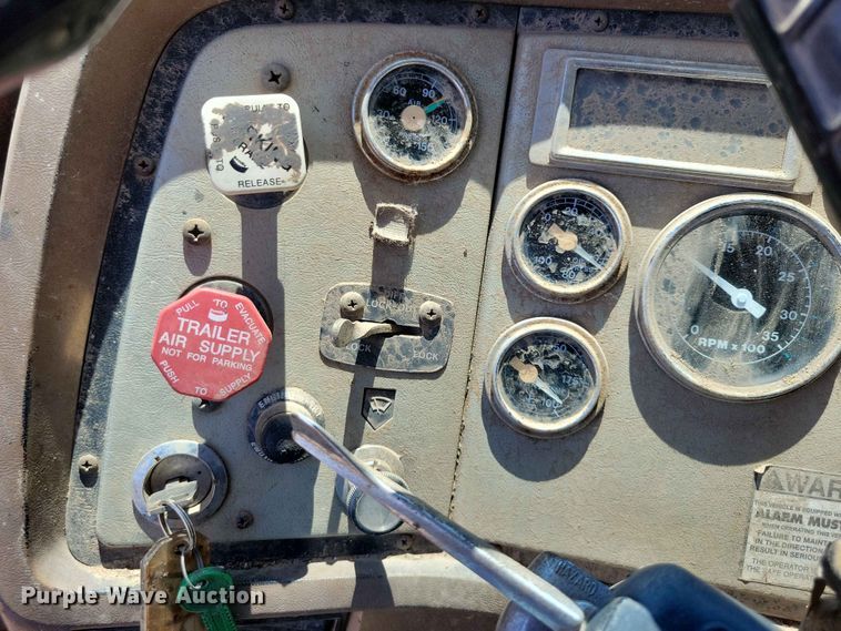 image for item EE1154 1991 Ford LTL9000 oil distributor truck