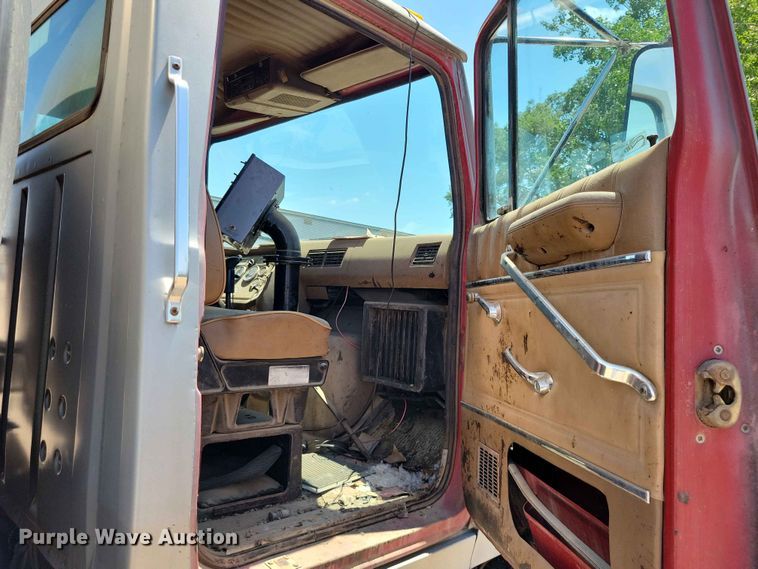 image for item EE1154 1991 Ford LTL9000 oil distributor truck