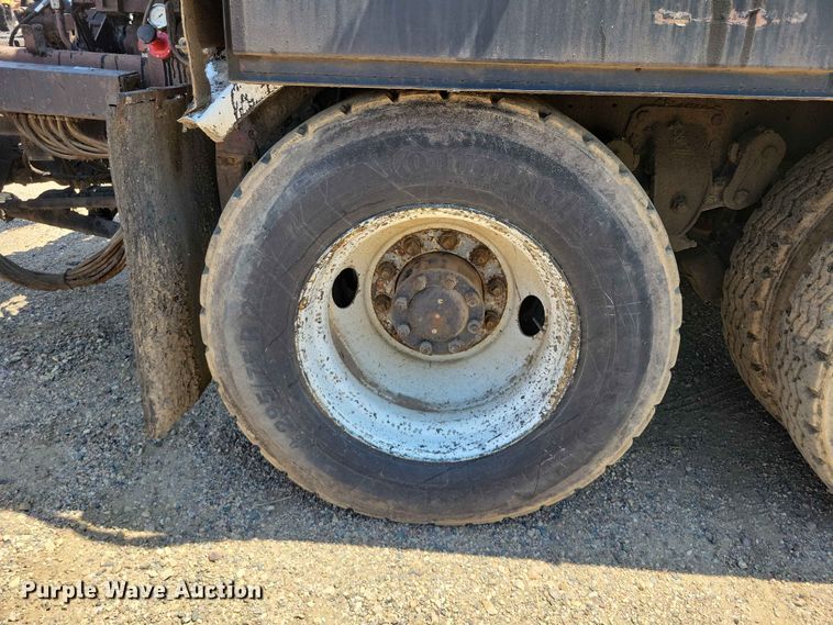 image for item EE1154 1991 Ford LTL9000 oil distributor truck
