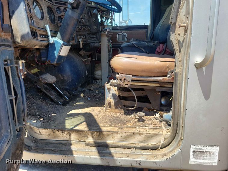 image for item EE1155 1981 GMC General oil distributor truck