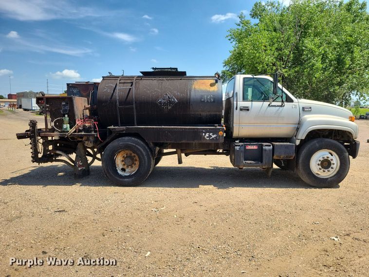 image for item EE1156 2001 GMC C6500 oil distributor truck