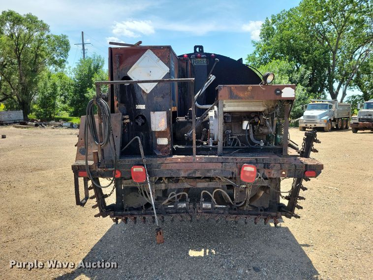 image for item EE1156 2001 GMC C6500 oil distributor truck