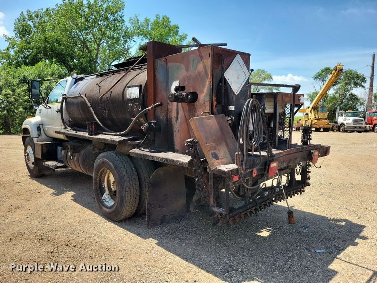 image for item EE1156 2001 GMC C6500 oil distributor truck