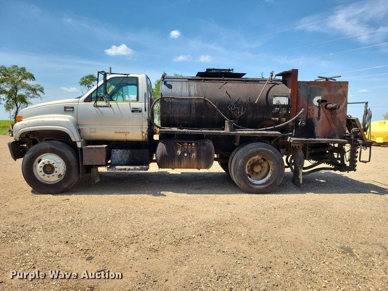 image for item EE1156 2001 GMC C6500 oil distributor truck
