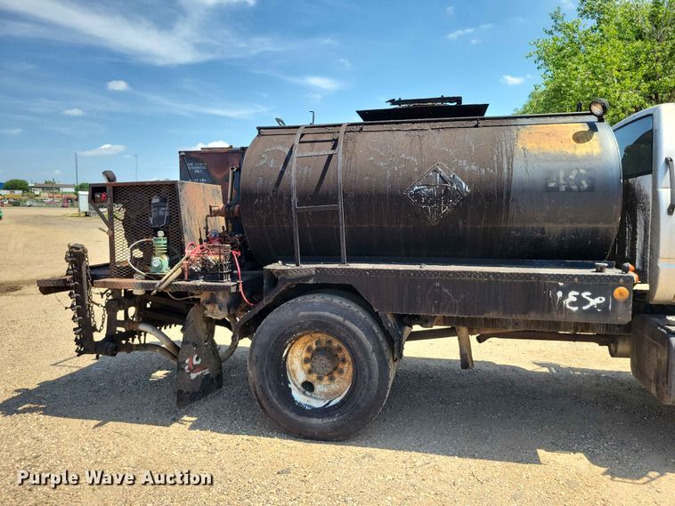 image for item EE1156 2001 GMC C6500 oil distributor truck