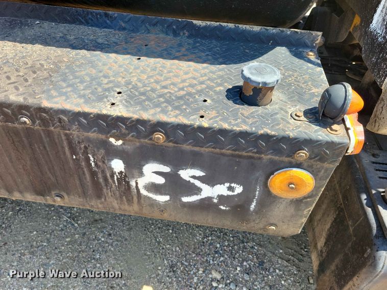 image for item EE1156 2001 GMC C6500 oil distributor truck