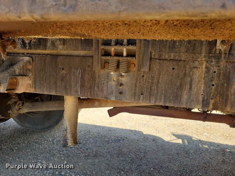 image for item EE1156 2001 GMC C6500 oil distributor truck