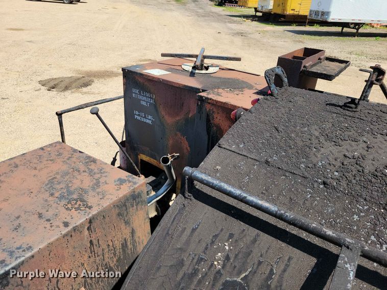 image for item EE1156 2001 GMC C6500 oil distributor truck