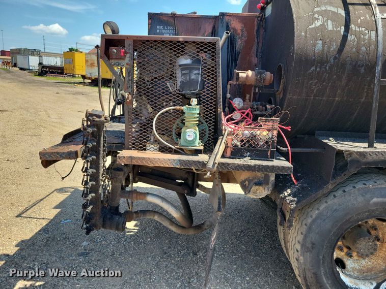 image for item EE1156 2001 GMC C6500 oil distributor truck