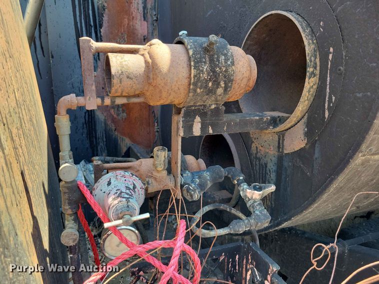image for item EE1156 2001 GMC C6500 oil distributor truck