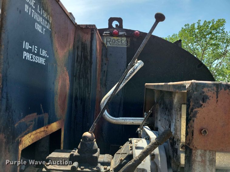 image for item EE1156 2001 GMC C6500 oil distributor truck