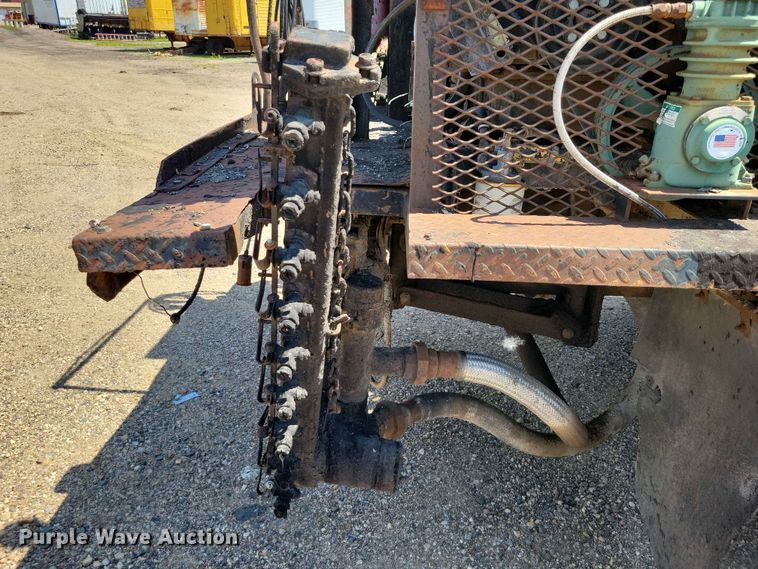 image for item EE1156 2001 GMC C6500 oil distributor truck