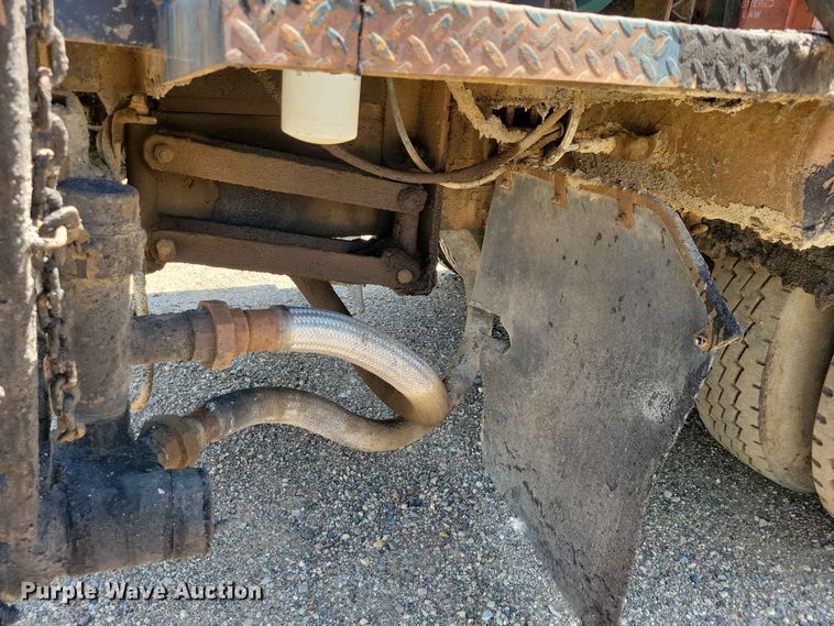 image for item EE1156 2001 GMC C6500 oil distributor truck