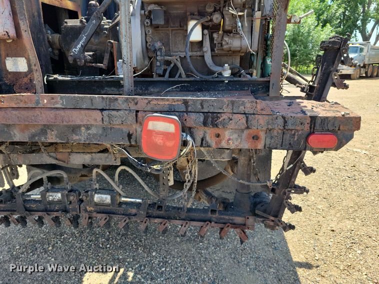 image for item EE1156 2001 GMC C6500 oil distributor truck