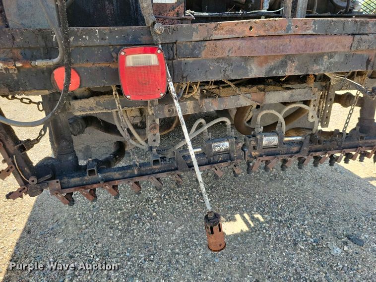 image for item EE1156 2001 GMC C6500 oil distributor truck