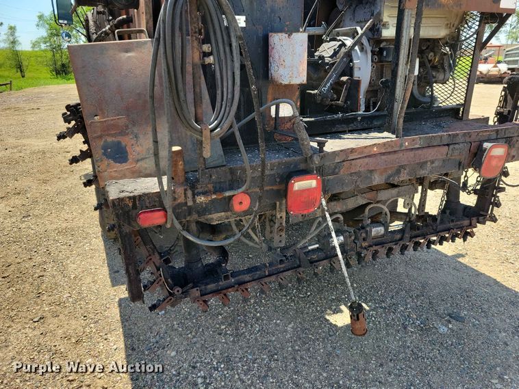 image for item EE1156 2001 GMC C6500 oil distributor truck