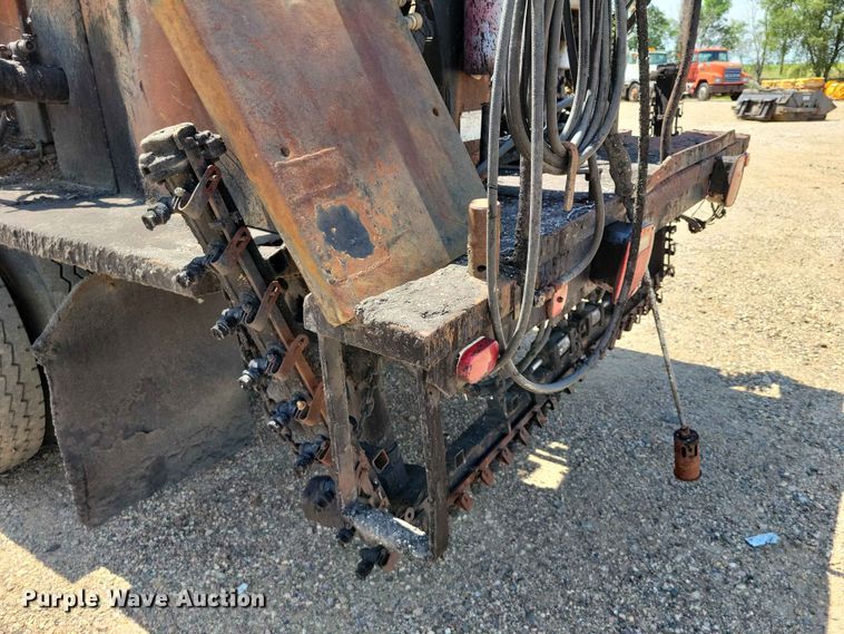 image for item EE1156 2001 GMC C6500 oil distributor truck
