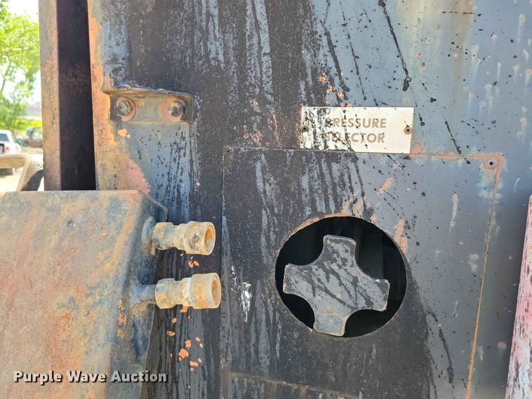 image for item EE1156 2001 GMC C6500 oil distributor truck