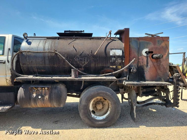image for item EE1156 2001 GMC C6500 oil distributor truck