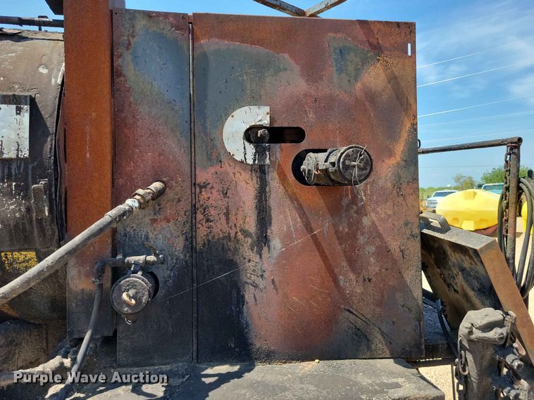 image for item EE1156 2001 GMC C6500 oil distributor truck