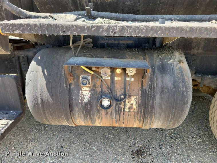 image for item EE1156 2001 GMC C6500 oil distributor truck