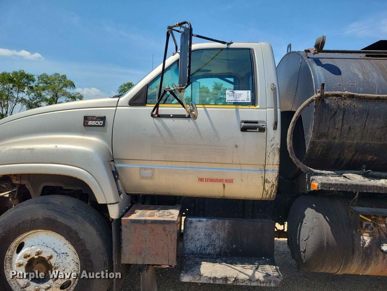image for item EE1156 2001 GMC C6500 oil distributor truck