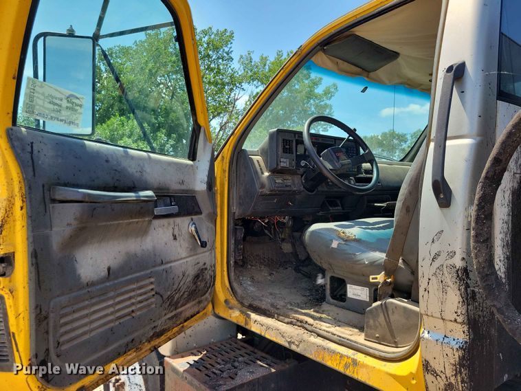 image for item EE1156 2001 GMC C6500 oil distributor truck