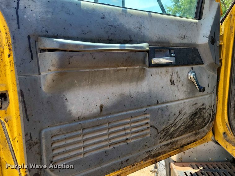 image for item EE1156 2001 GMC C6500 oil distributor truck