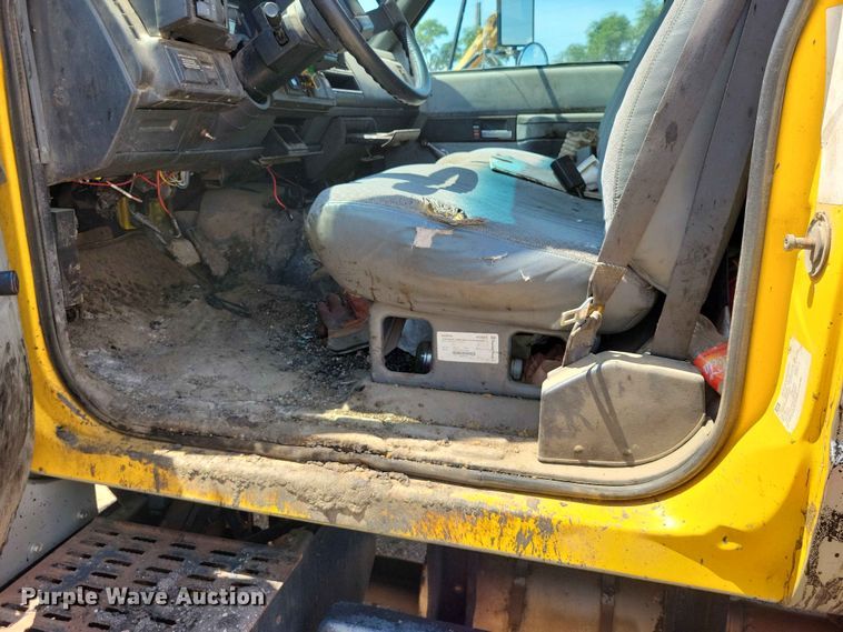 image for item EE1156 2001 GMC C6500 oil distributor truck