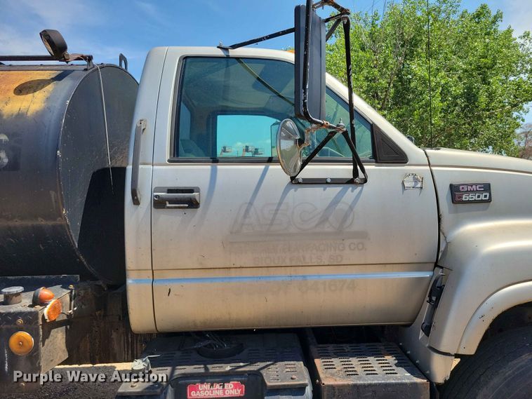 image for item EE1156 2001 GMC C6500 oil distributor truck