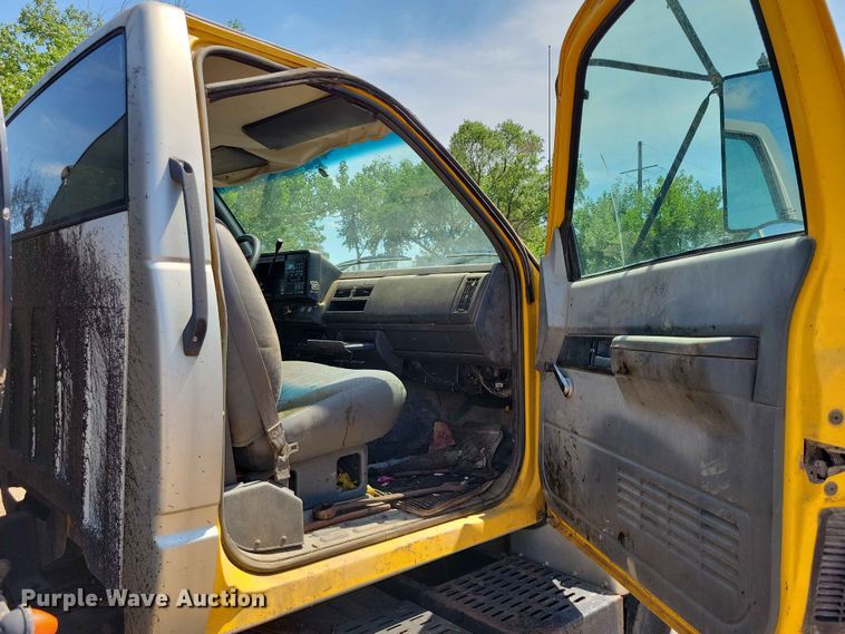 image for item EE1156 2001 GMC C6500 oil distributor truck