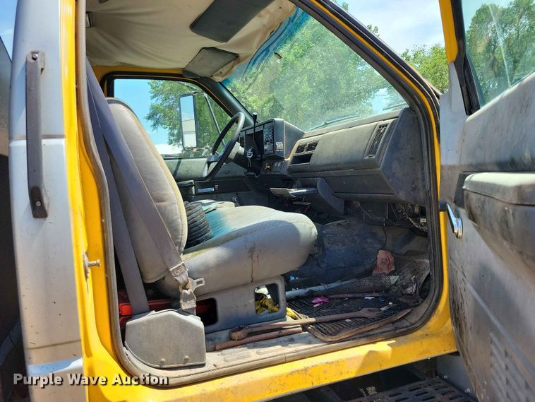 image for item EE1156 2001 GMC C6500 oil distributor truck