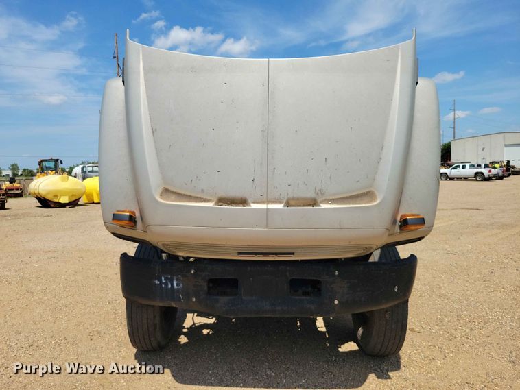 image for item EE1156 2001 GMC C6500 oil distributor truck