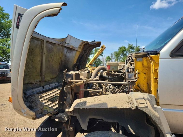 image for item EE1156 2001 GMC C6500 oil distributor truck