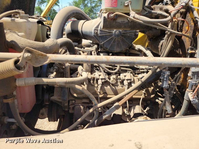 image for item EE1156 2001 GMC C6500 oil distributor truck