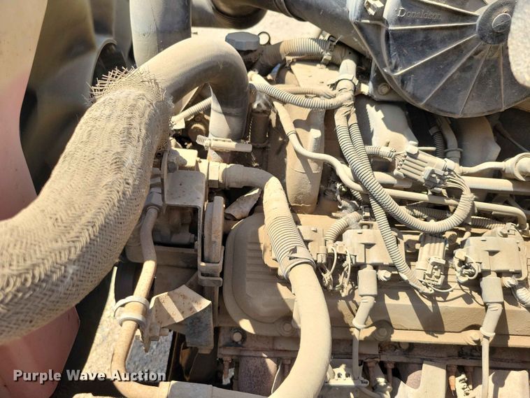 image for item EE1156 2001 GMC C6500 oil distributor truck