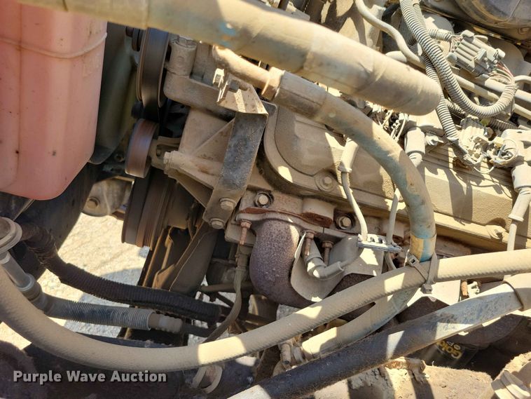 image for item EE1156 2001 GMC C6500 oil distributor truck
