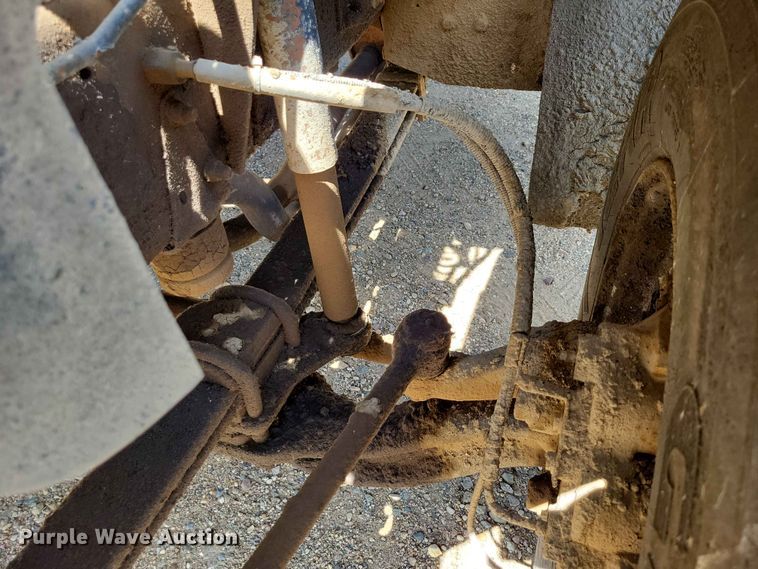 image for item EE1156 2001 GMC C6500 oil distributor truck