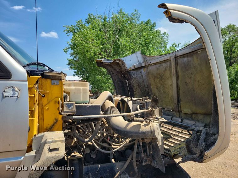 image for item EE1156 2001 GMC C6500 oil distributor truck