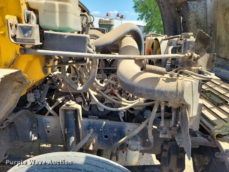 image for item EE1156 2001 GMC C6500 oil distributor truck